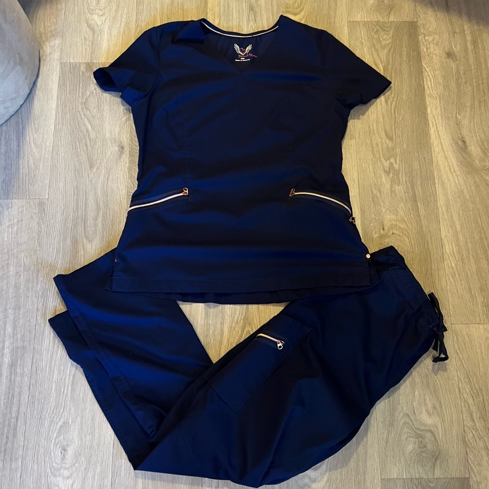 Women’s Smitten Scrub Set! In Navy with a rose gold zipper detail! Size Mediums!